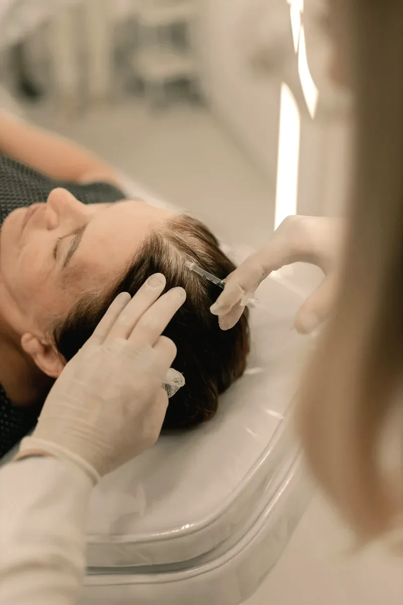 Dra. Karina Zold em avaliação facial durante consulta dermatológica particular em Campinas